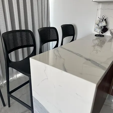 Grand Sapphire & Casino With Sea View Apartament Trikomo