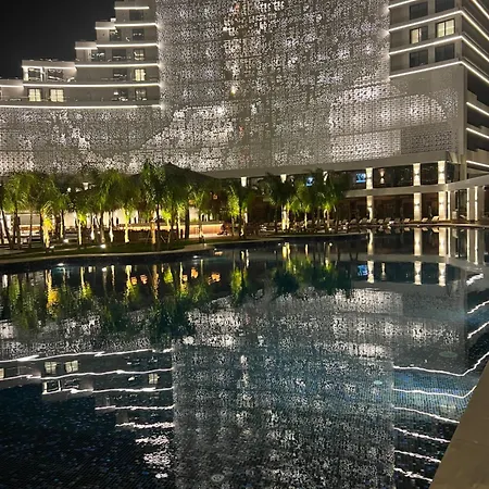 Grand Sapphire & Casino With Sea View Apartament Trikomo